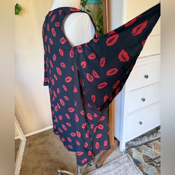 Torrid Plus Size 3X Black & Red Lips Georgette Cold Shoulder Blouse - Picture 6 of 12